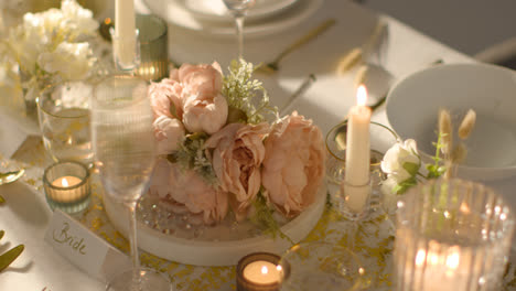 Nahaufnahme-Eines-Blumenstraußes-Auf-Dem-Für-Das-Essen-Gedeckten-Tisch-Bei-Der-Hochzeitsfeier-Mit-Tischkarte-Für-Die-Braut